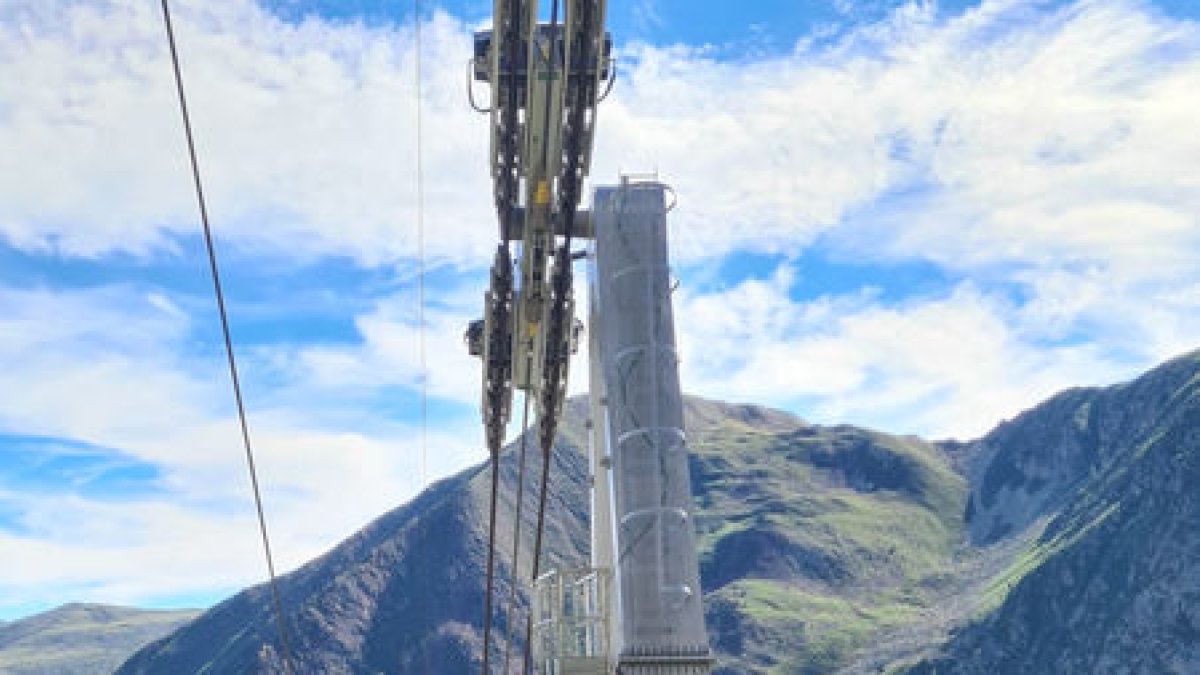 El telefèric de la Torre de Capdella va estrenar ahir la temporada.