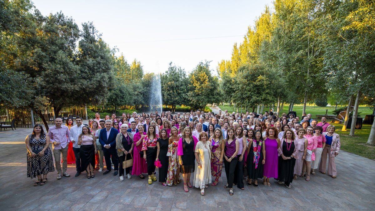 Foto de família dels i les assistents al sopar solidari celebrat ahir al Palau de Margalef.