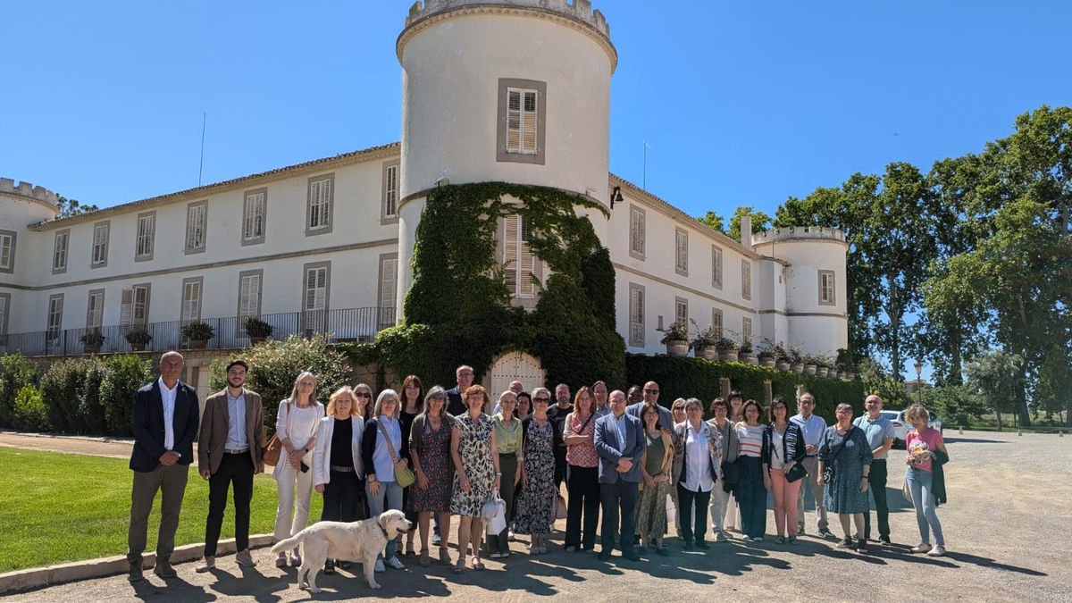 Participants en la inauguració de l’Escola d’Estiu de la Fecom, ahir al Castell del Remei.