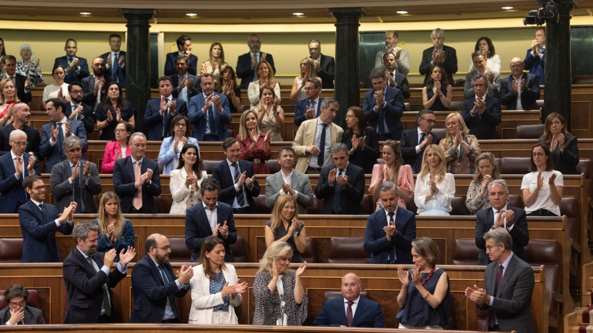 Els populars aplaudeixen Tellado, assegut al seu escó.