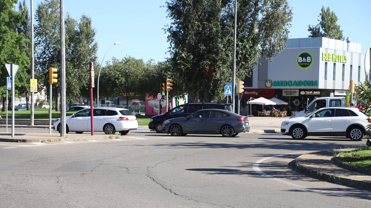 Rotonda de l’encreuament entre les avingudes de Pinyana i Rovira Roure, al costat de l’hospital Arnau.