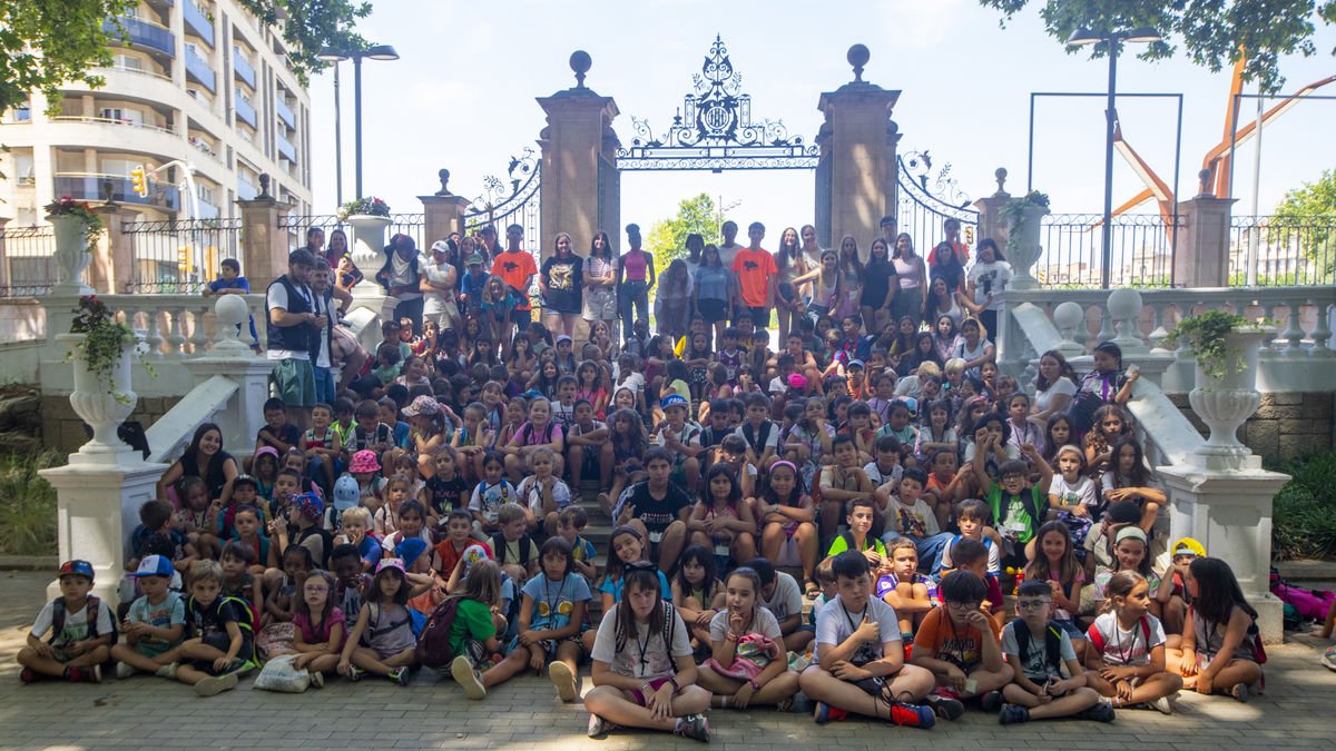 Els nens i premonitors que van prendre part en la gimcana d’ahir posen en una foto grupal a l’entrada dels Camps Elisis.