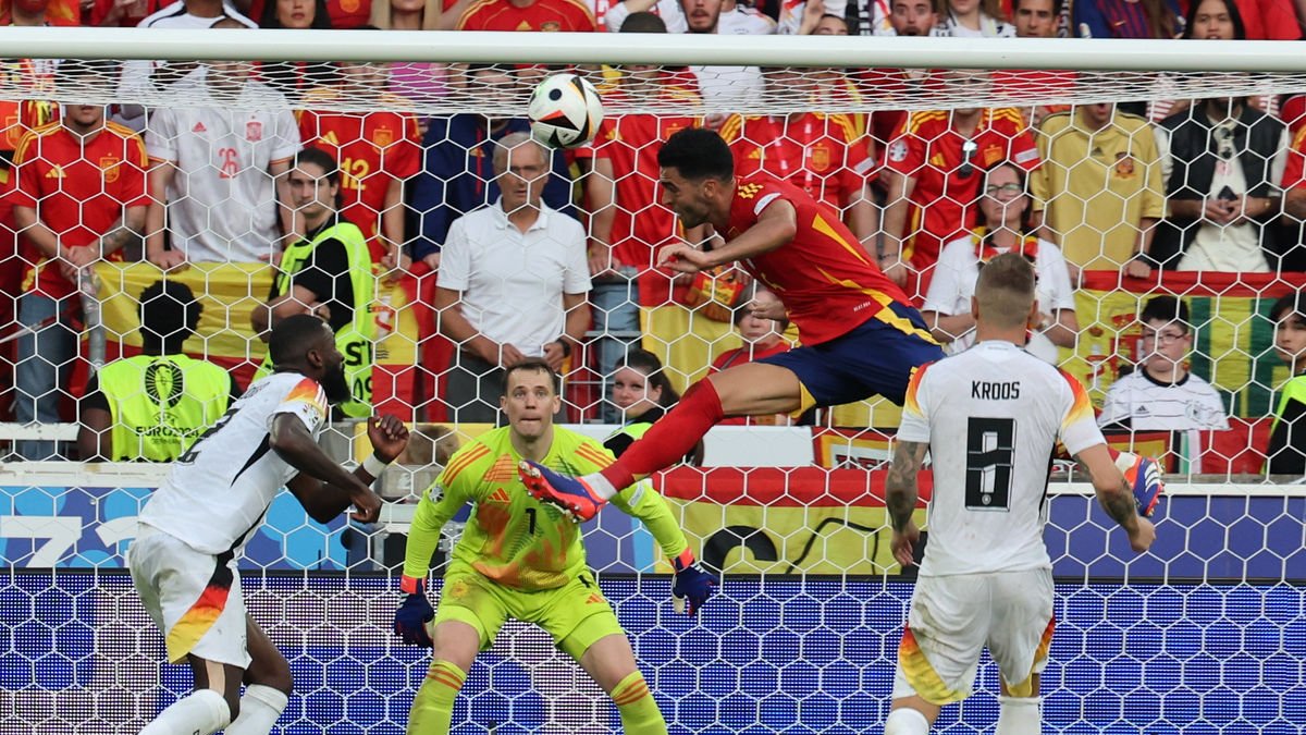 Moment en què Merino remata de cap i posa Espanya en semifinals.