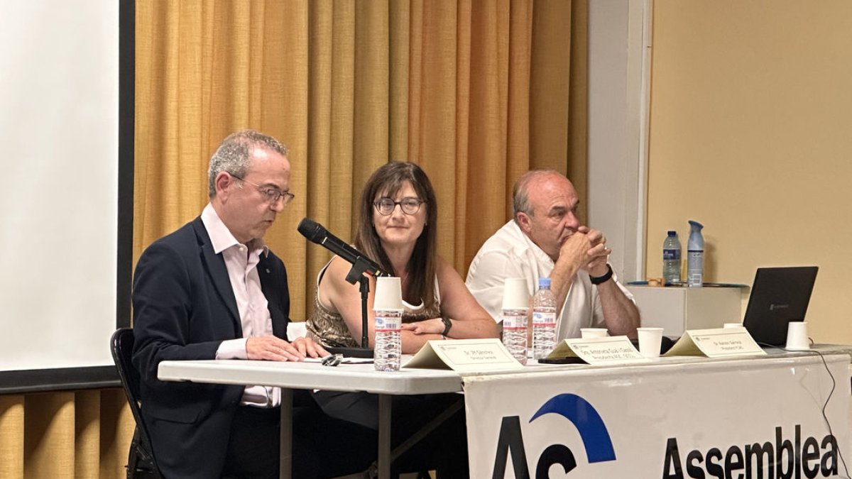 Josep Maria Sánchez, Antonieta Gual i Ramon Sarroca, ahir en la clausura de l’assemblea.