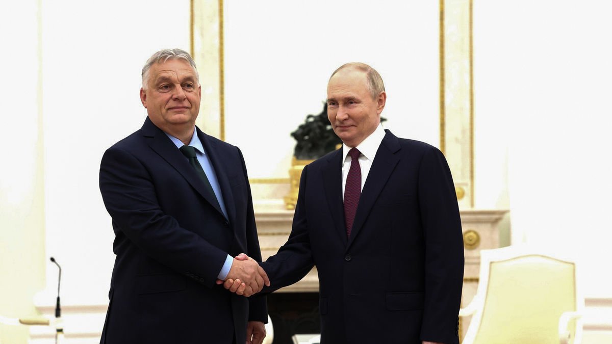 El primer ministre hongarès, Viktor Orbán, dona la mà al líder rus Vladímir Putin a Moscou.