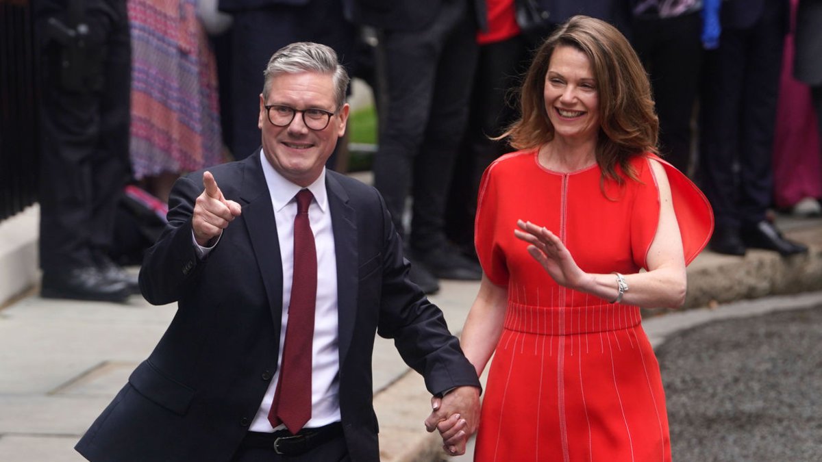 El nou primer ministre, Keir Starmer, i la seua esposa, Victòria, arriben al número 10 de Downing Street.