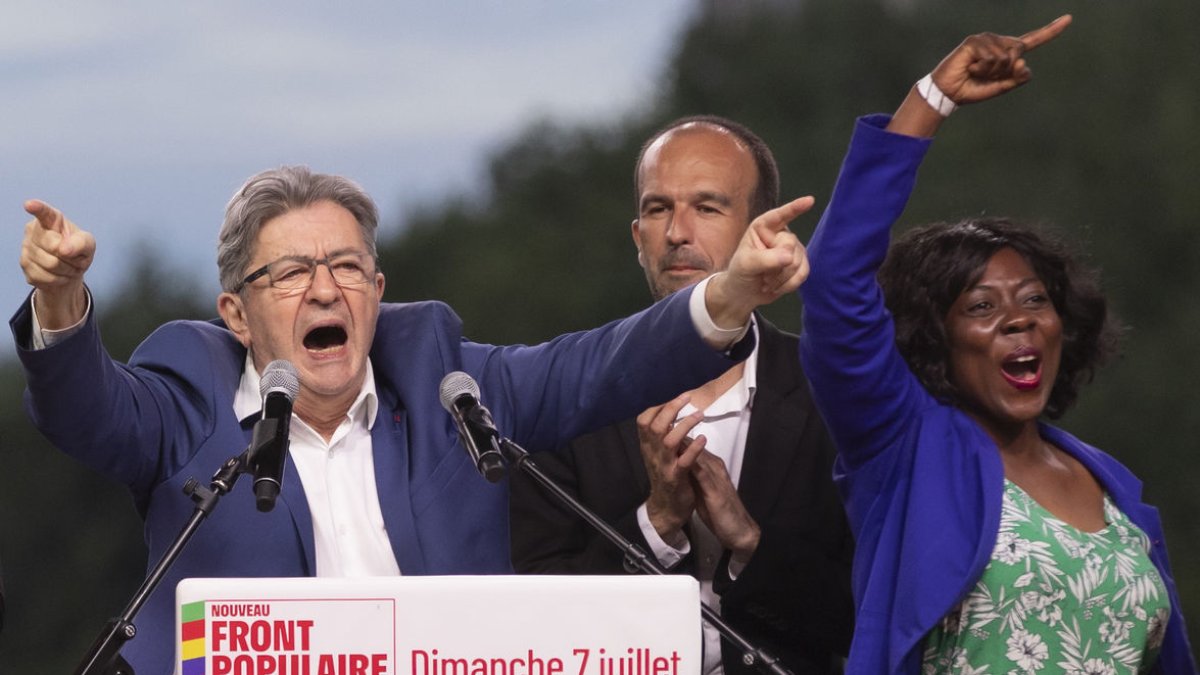 El líder de La França Insubmisa (LFI), Jean-Luc Mélenchon, i alguns dels seus socis reaccionen efusivament a l’anunci dels resultats.