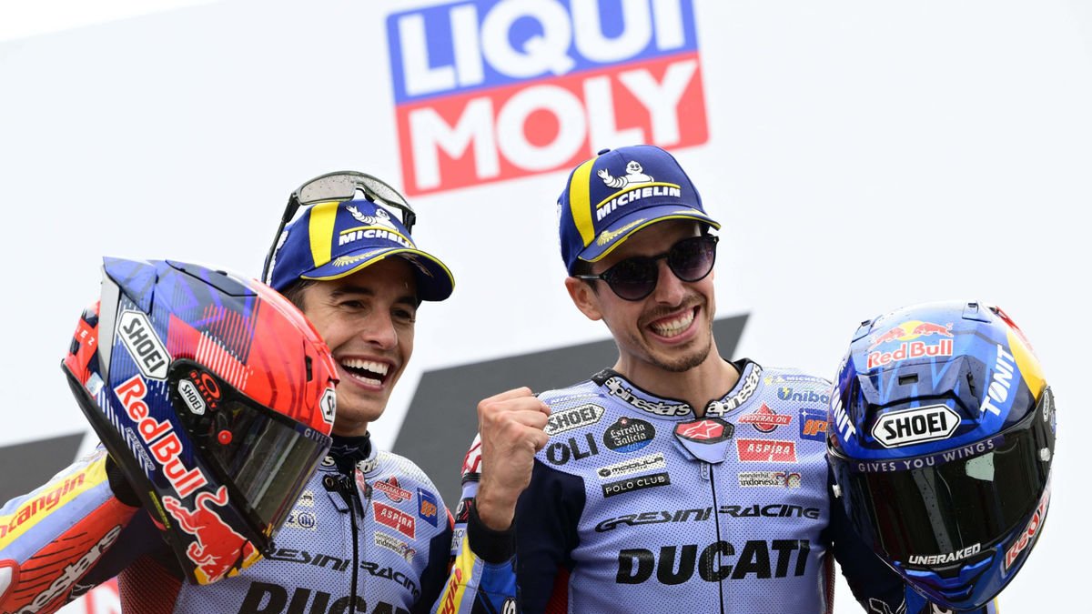 L’equip amb el qual treballen els pilots de Cervera celebra l’èxit al circuit de Sachsenring.