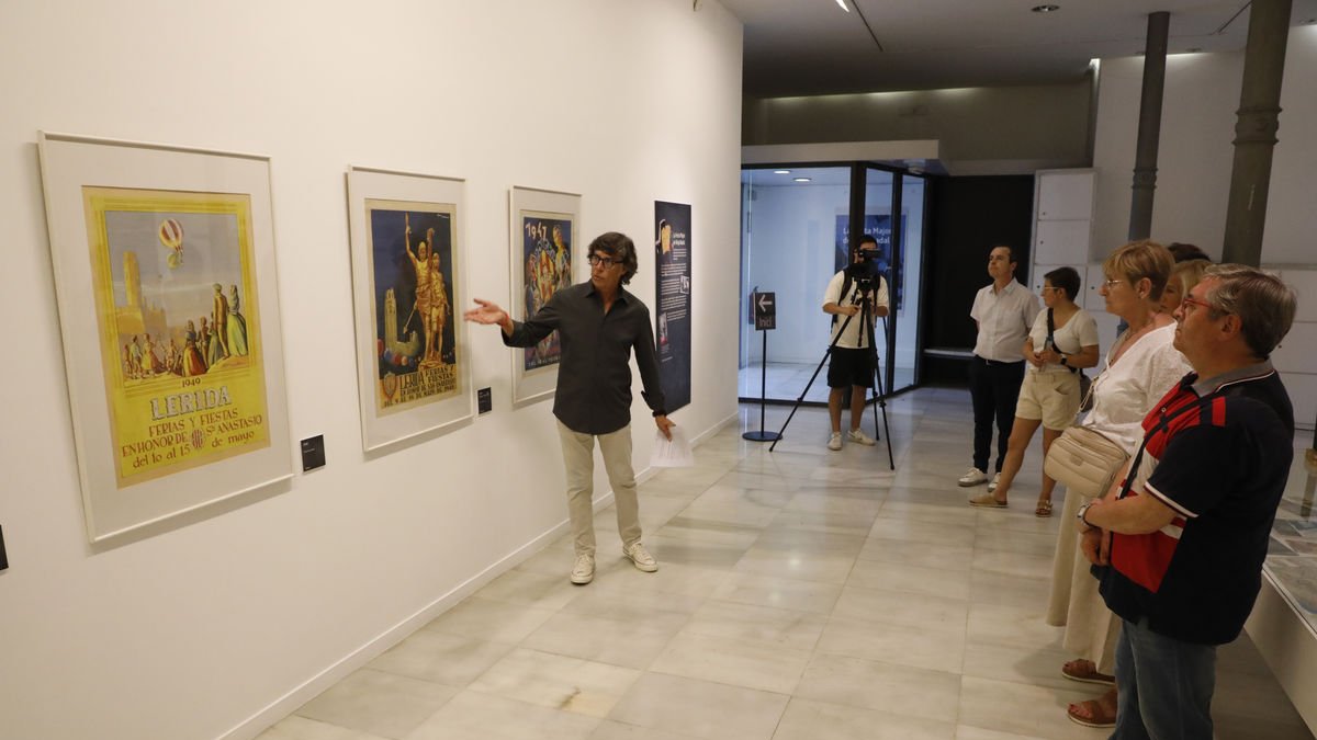 Visita guiada 'familiar' a la mostra a Lleida de cartells de Roig Nadal