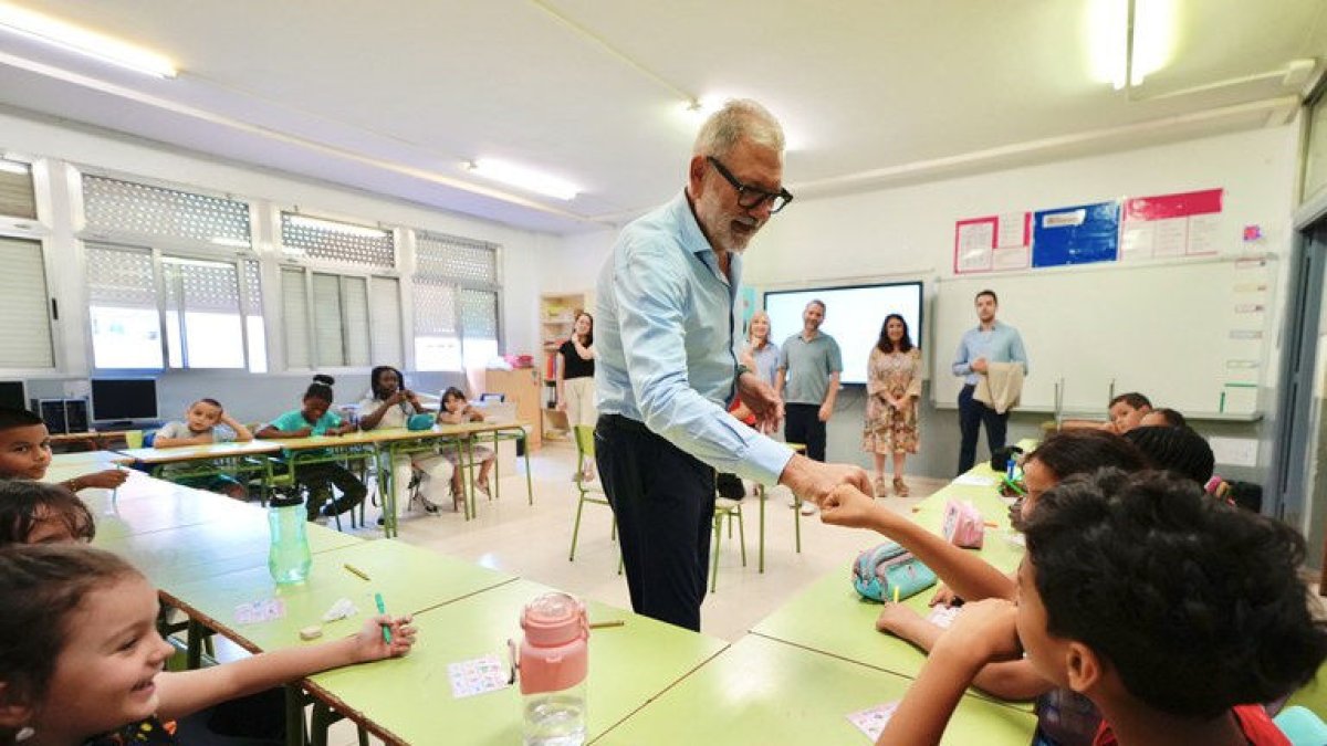 Larrosa va visitar ahir els nens i professors del casal d’estiu a l’escola Sant Josep de Calassanç.