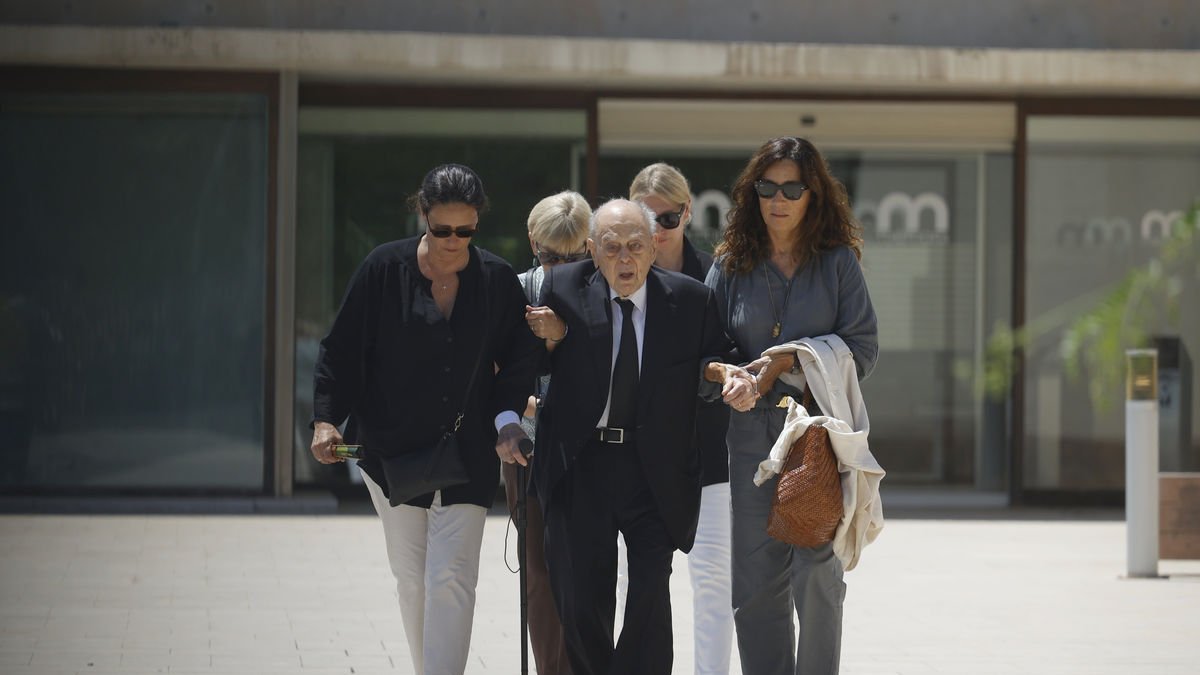 L’expresident de la Generalitat Jordi Pujol, ahir sortint de la capella ardent de la seua esposa.