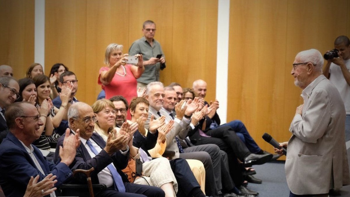 Un emocionat Josep Vallverdú va agrair el reconeixement de la Medalla d’Honor, davant d’una plena sala d’actes de la UPC.