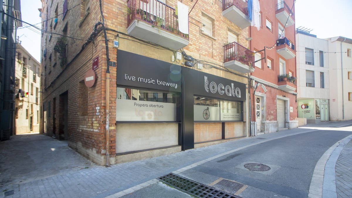 El Tocata, al carrer Lluís Besa al costat de la llibreria La Sabateria, tindrà entrada pel carrer Llopis (esq.).