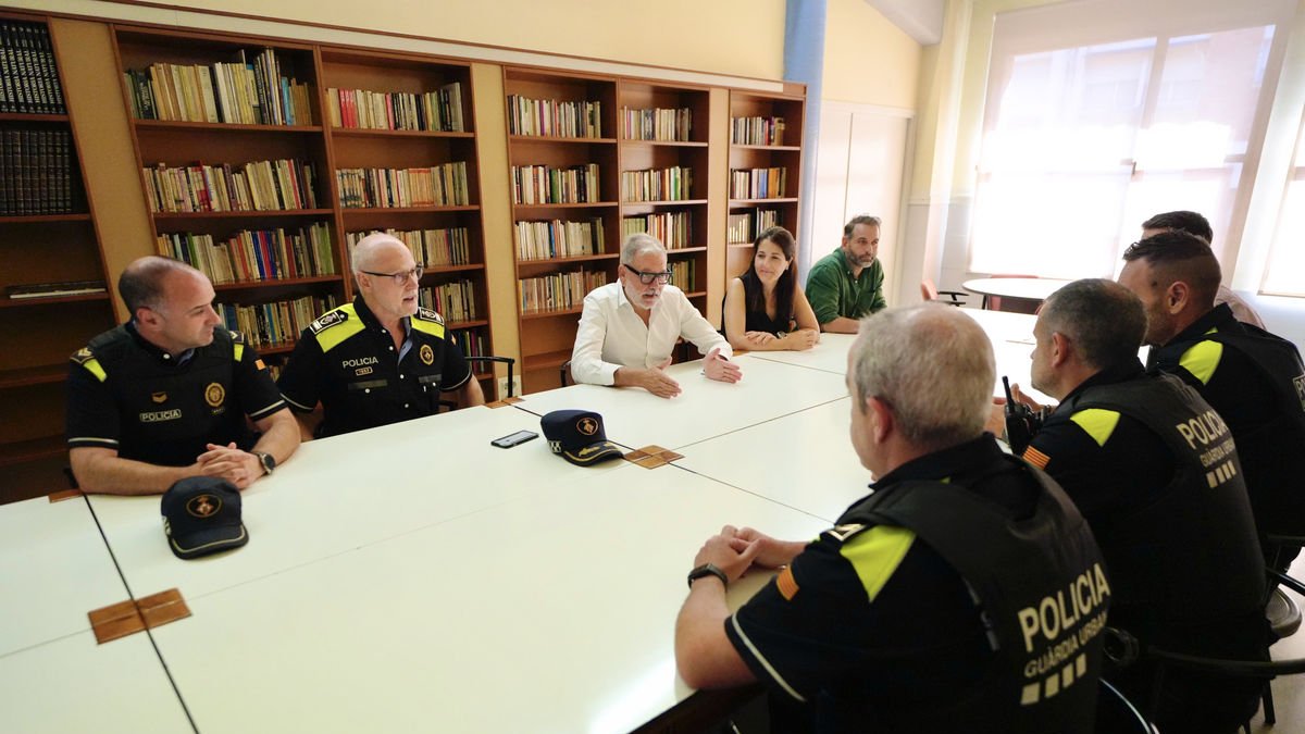 Visita al centre de la Mariola de la Urbana ■ L’alcalde, Fèlix Larrosa, va visitar ahir el centre de la Guàrdia Urbana a la Mariola. En set mesos el cos ha fet 1.700 actuacions al barri.