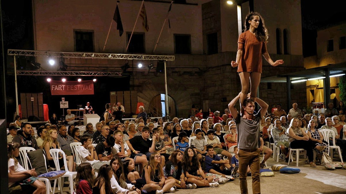 El circ i les acrobàcies de Mi Santa Company van obrir divendres a la nit el Festival FART d’Isona.