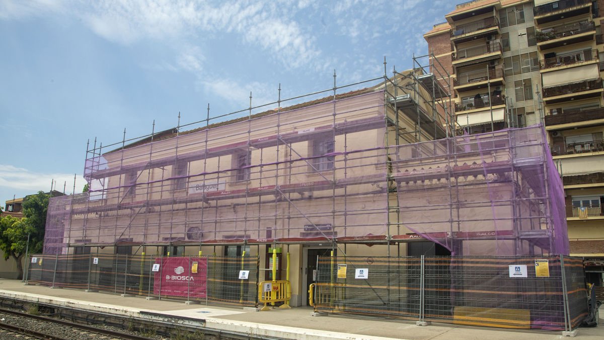 La façana de l’estació, coberta amb una lona i bastides per començar la rehabilitació.