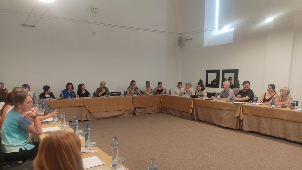 Una trentena d’experts de diferents àmbits, ahir en el seminari al Parador de Lleida.