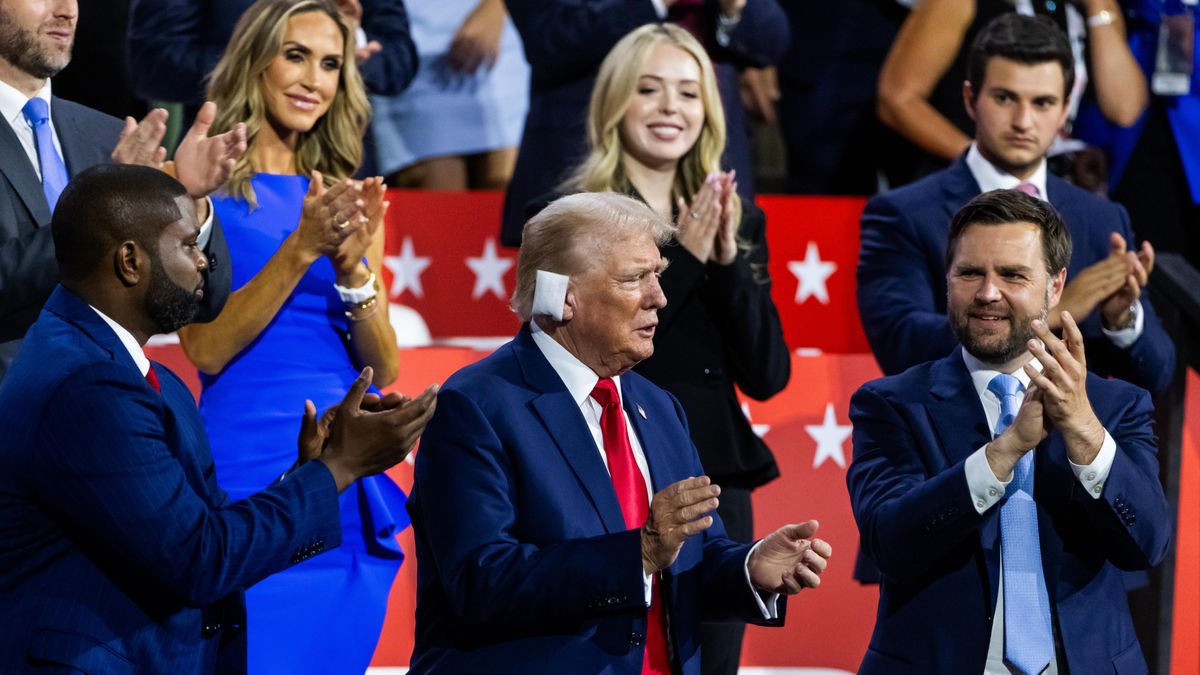 Donald Trump es va presentar a la Convenció Republicana amb una bena a l’orella.