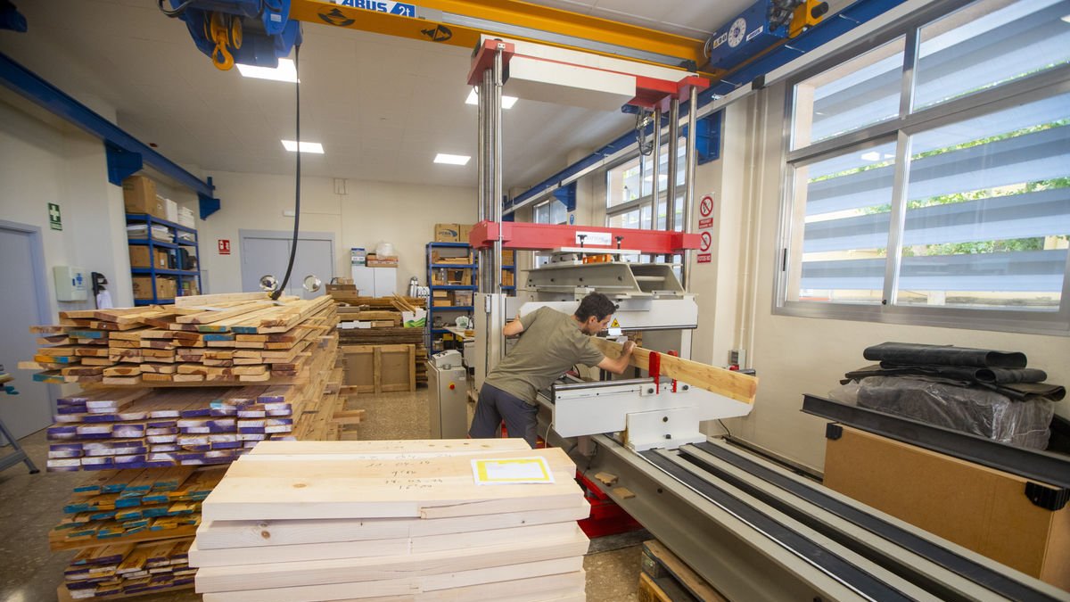 Laboratori de l’Incafust a Lleida, on sotmeten la fusta a temperatures i pressions extremes.