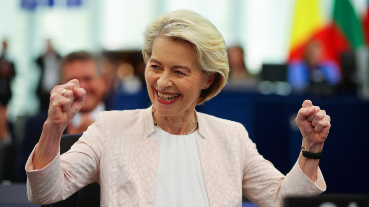 Ursula von der Leyen reacciona després del recompte de vots a la sala plenària del Parlament Europeu.
