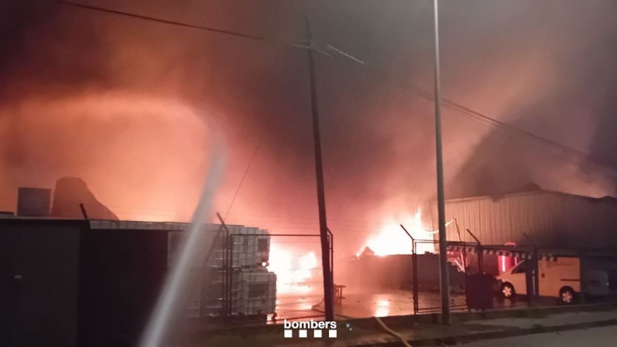 Un incendi al polígon de Polinyà obliga a confinar dos municipis