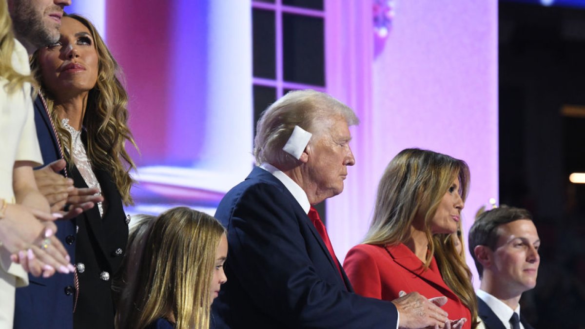 Trump, amb part de la família i la seua esposa Melania, després del discurs a la Convenció Republicana.