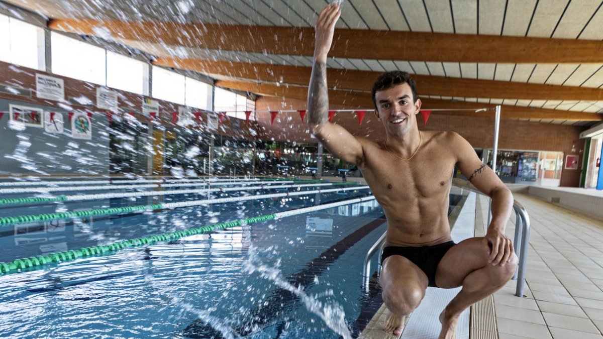 Ferran Julià, a la piscina del Club Natació Cervera, on va aprendre a nadar i va començar la seua carrera esportiva.