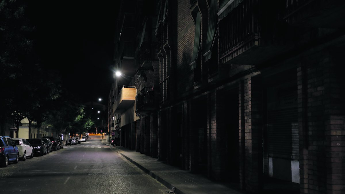 Una zona amb porxos del carrer Valls d’Andorra, a Balàfia, en la qual amb prou feines hi ha il·luminació.