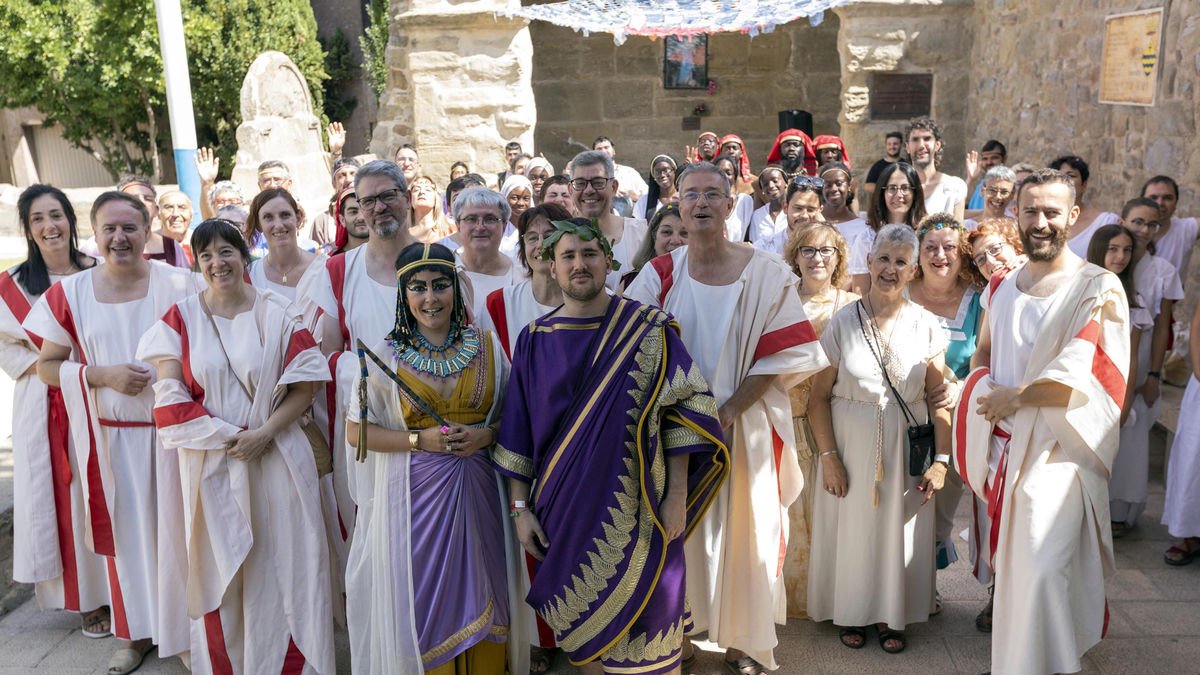 El senat acompanya Cèsar i Cleòpatra en la seua visita a la plaça de Capdevila durant el Mercat Romà.