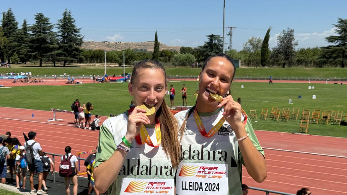 Mariona Armero i Jana Queralt mosseguen les medalles d’or que van guanyar ahir a les pistes de les Basses.
