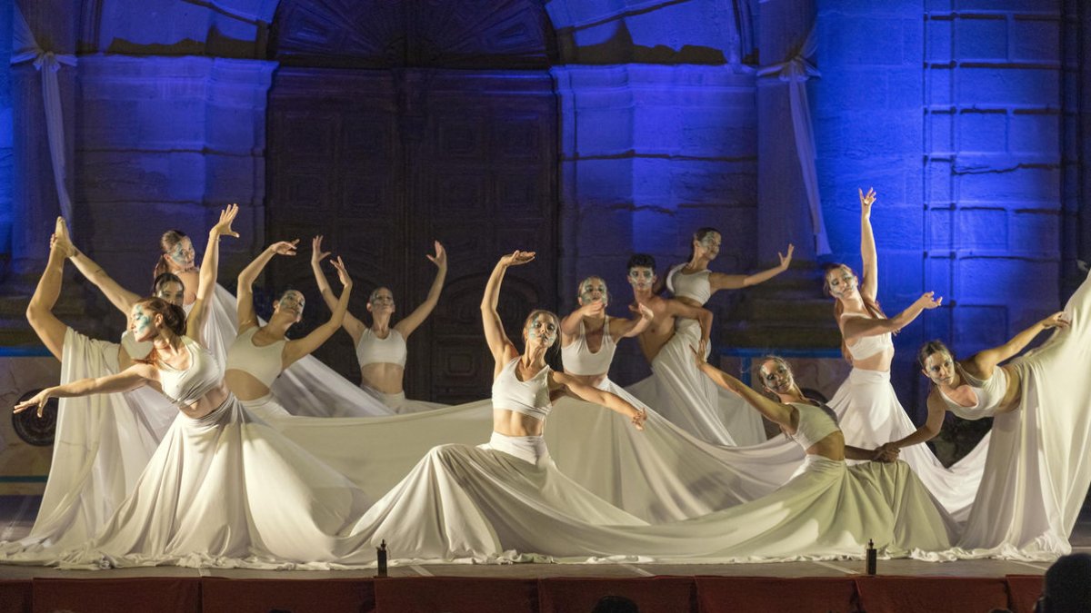 L’espectacle de l’Escola de Dansa Montse Esteve va comptar amb dotze ballarines i un ballarí.