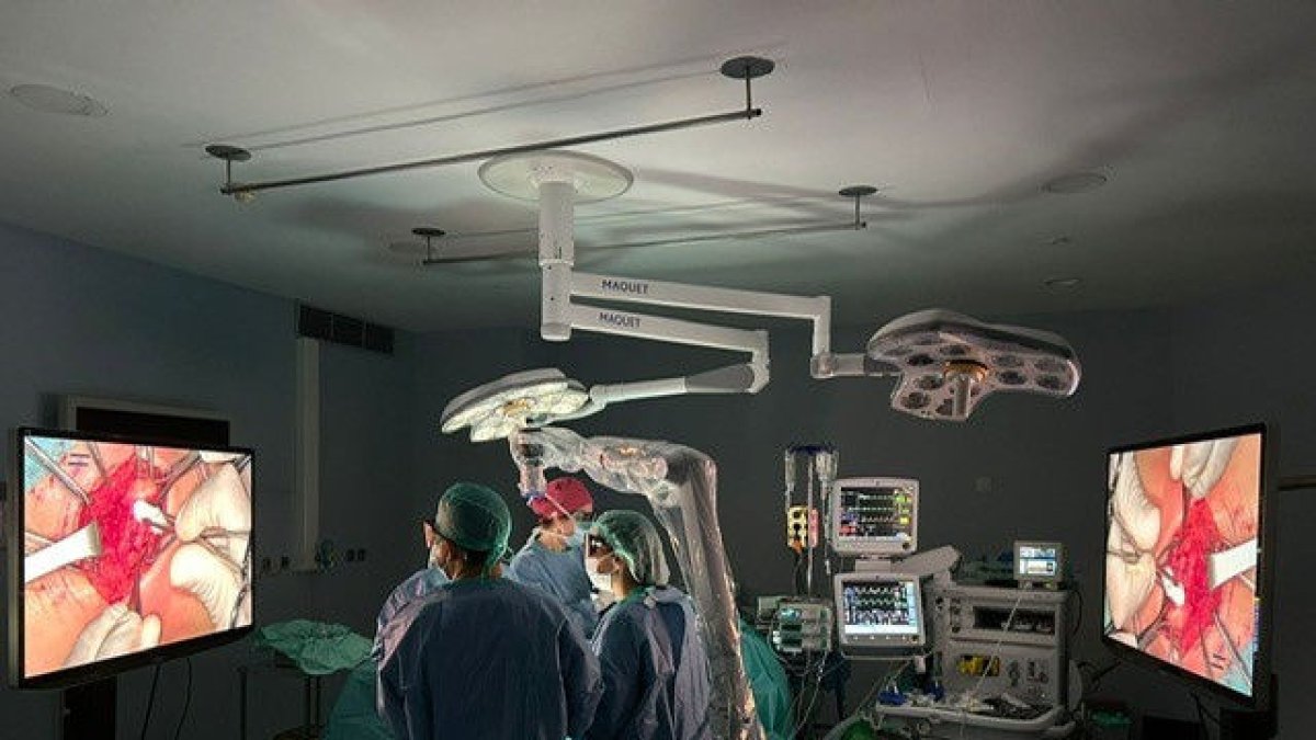Un equip quirúrgic d’otorrinolaringologia fa una operació amb exoscòpia.