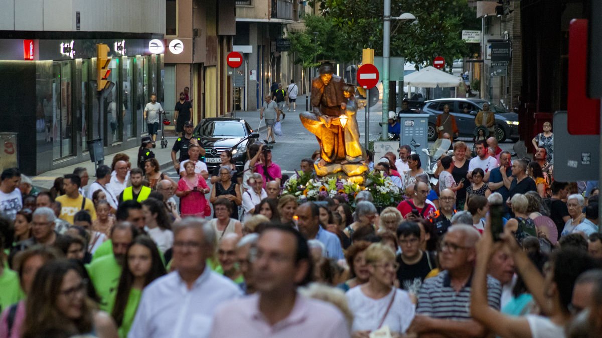 Desenes de persones van acompanyar la imatge de Sant Jaume durant la romeria.