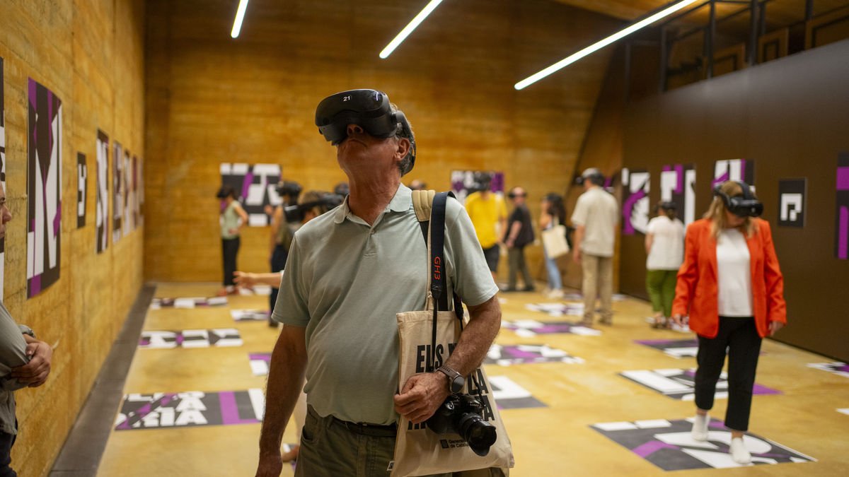 Polítics i periodistes es van ‘submergir’ ahir en la nova realitat immersiva que estrena avui el Centre d’Interpretació d’Art Rupestre.