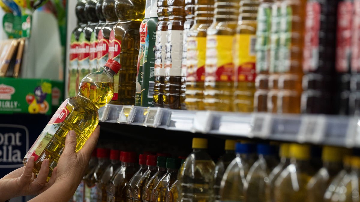 Prestatgeria d’un supermercat amb diferents marques d’oli d’oliva.