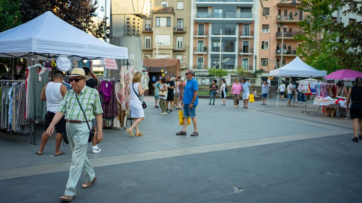 Clients comprant ahir al Mercat de les Rebaixes de la Zona Alta, a la plaça Ricard Viñes.