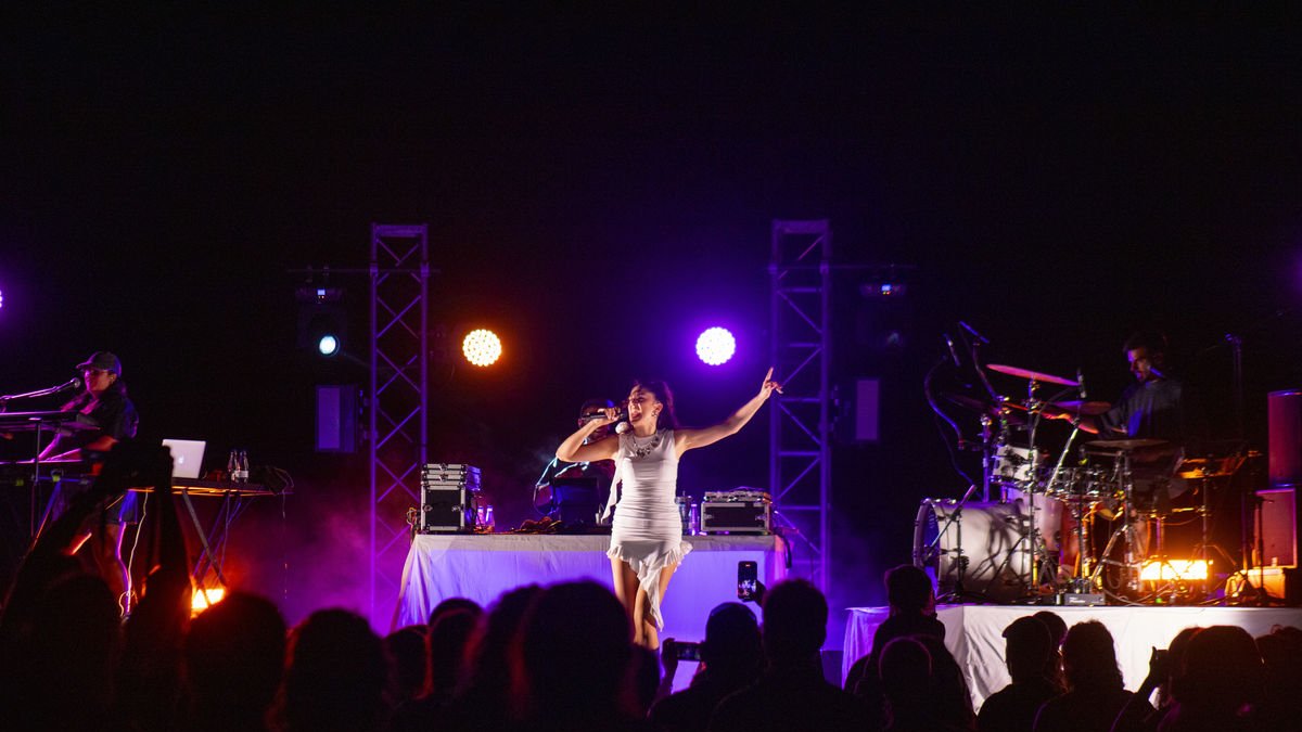 El concert de Queralt Lahoz dissabte a la nit va atreure a una gran quantitat de públic jove.