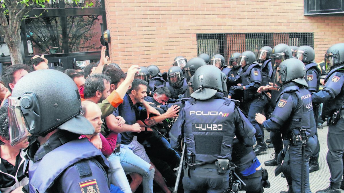 Imatge de la càrrega de la Policia Nacional al centre cívic de la Mariola l’1-O.