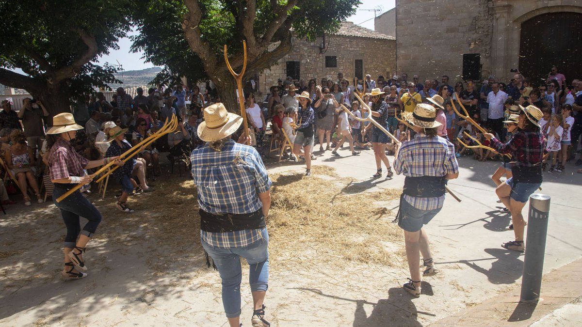 El Ball de les Forques de Nalec ja va ser recollit per Joan Amades en el Costumari Català del 1953.