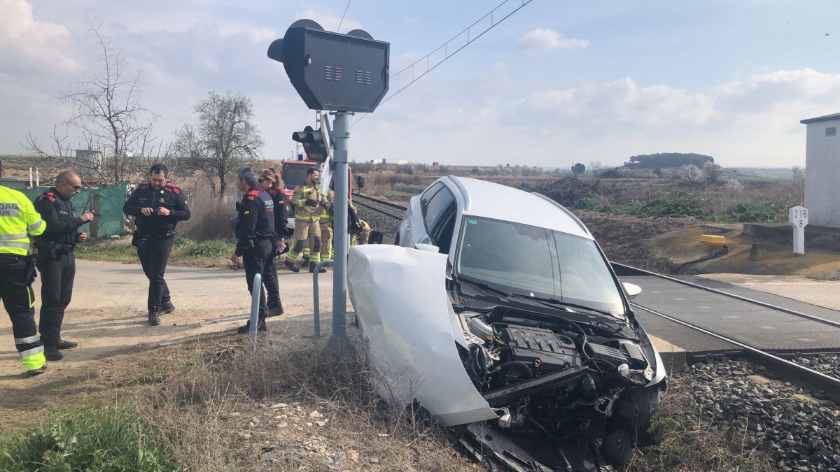 Un aparatoso choque entre un coche y un tren en Bellpuig corta la línea de Manresa