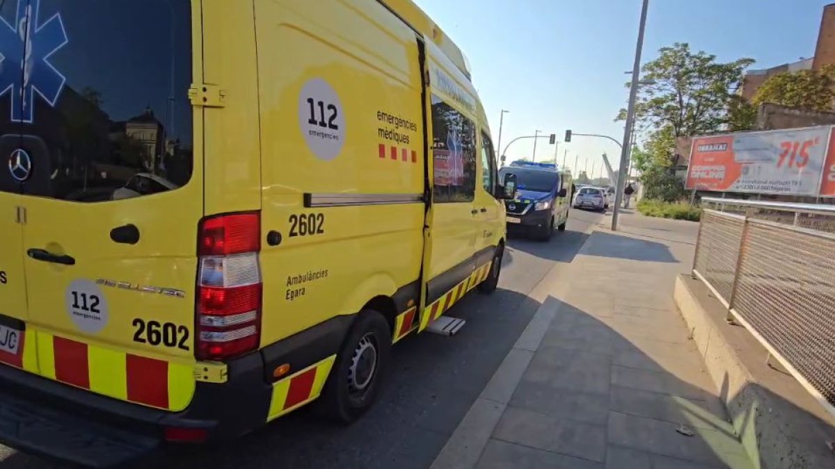 Un accident entre diversos vehicles obliga a tallar el carrer Príncep de Viana de Lleida