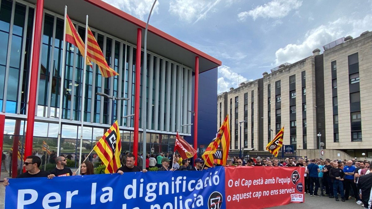 Protesta de los Mossos d'Esquadra en Lleida contra los ataques al barrio de la Mariola: 