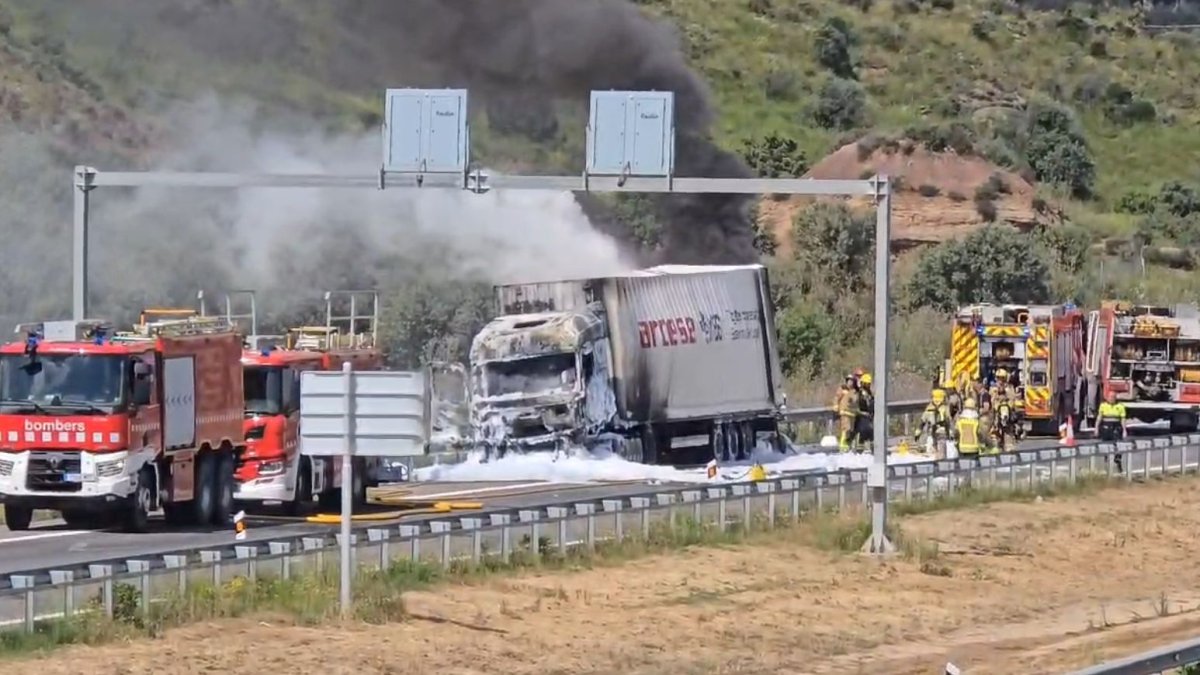 L'incendi d'un camió obliga a tallar l'AP-2 a Castelldans en sentit Barcelona