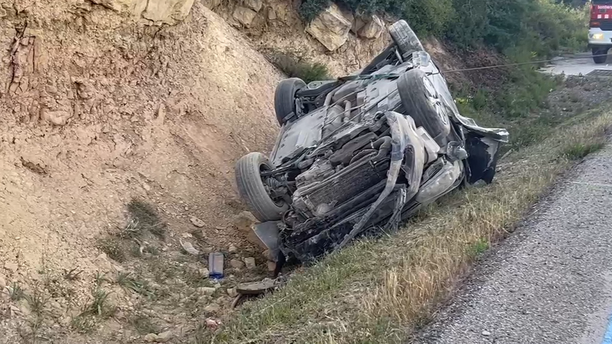 Un vehículo vuelca en la carretera C-12 en Maials