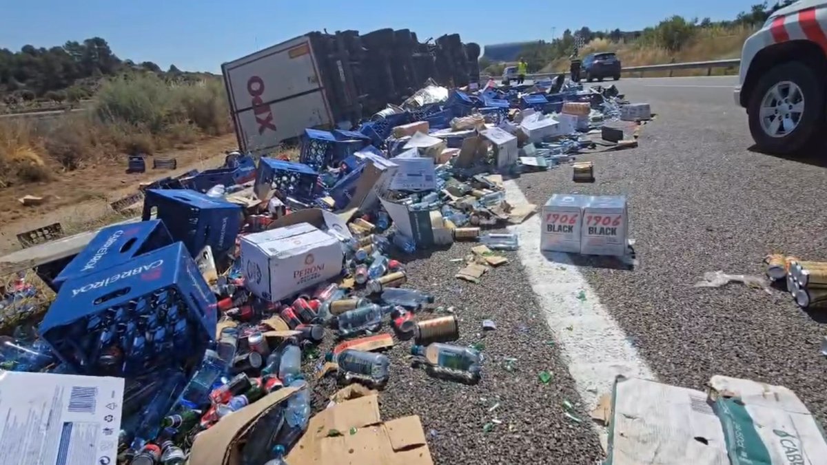 Vuelca un camión cargado de cervezas en la AP-2 en l'Albi