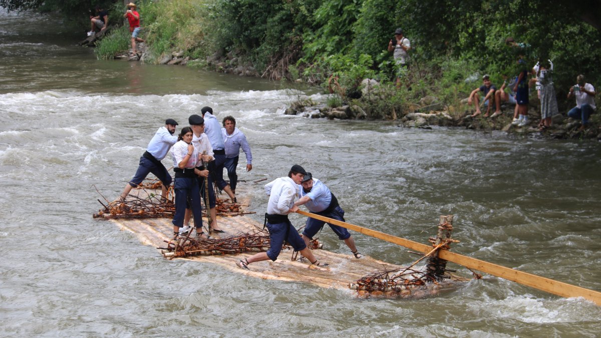 Els Raiers de la Pobla de Segur rememoren l'ofici dedicat al transport fluvial en el 47è descens per la Noguera Pallaresa