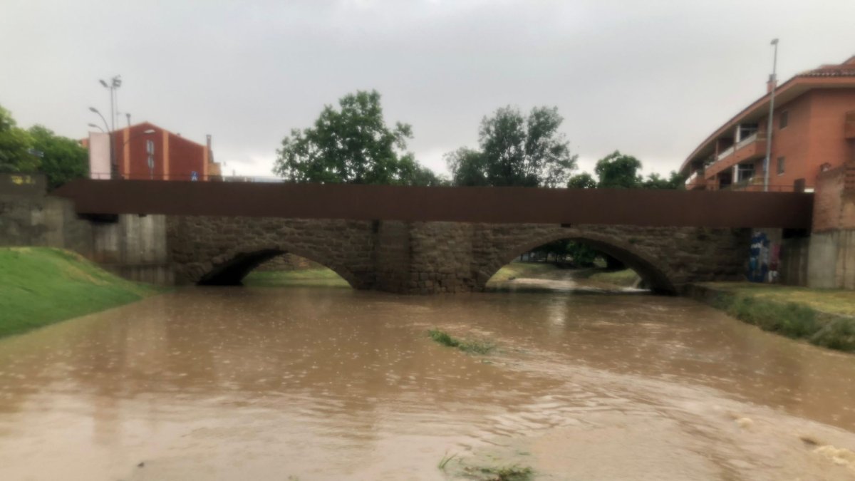 La DANA provoca la crecida del río Sió a su paso por Agramunt