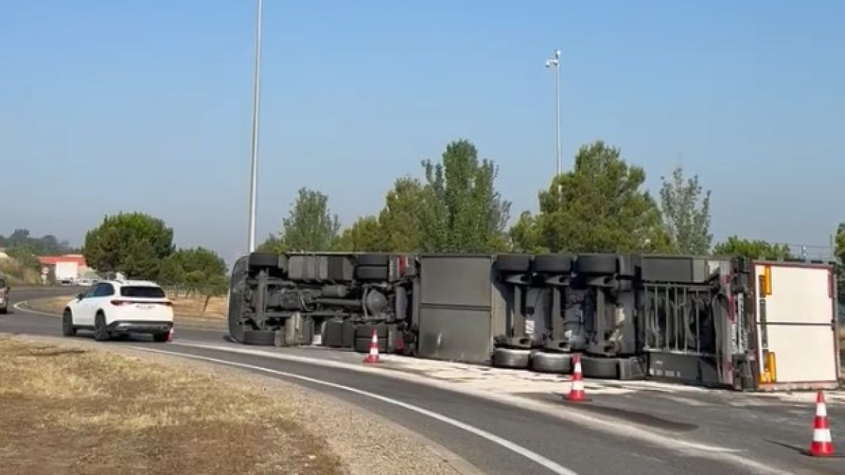 Bolca a l'LL-11 a Lleida un camió carregat de pernils