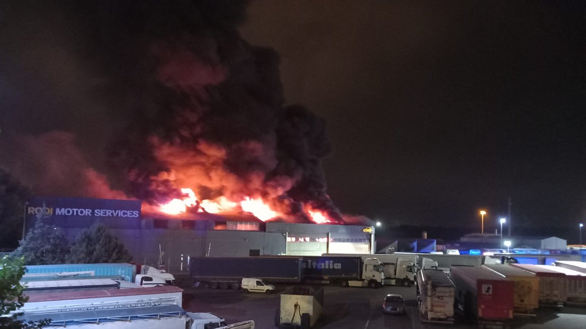 Un incendi en una nau de manteniment de vehicles de RODI a Lleida crema sis turismes, una furgoneta i un camió grua