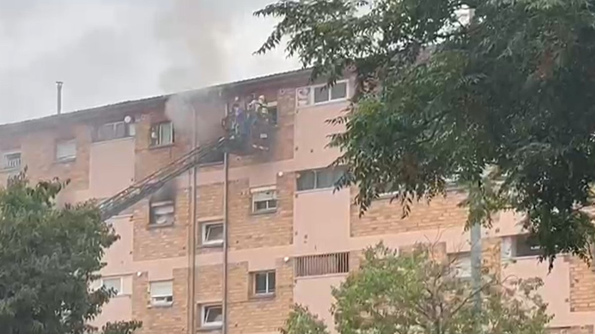 Cuatro intoxicados por un fuego en un piso en los bloques Joan Carles de Lleida